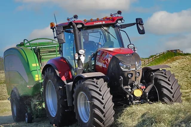 Tractor + oprolpers met wikkelaar